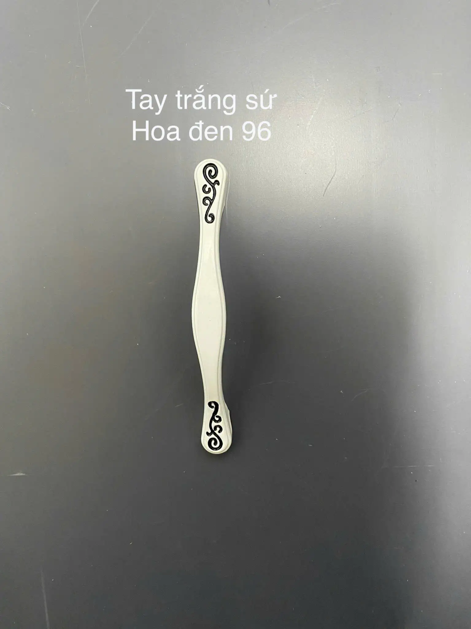 Tay Trắng Sứ Hoa Đen