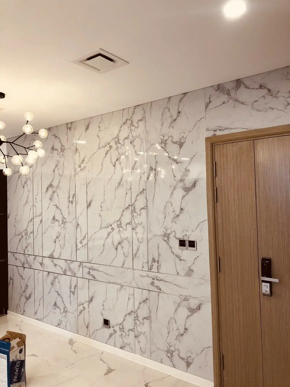 Độ bền màu của tấm ốp nhựa sau nhiều năm sử dụng tại khí hậu nóng ẩm Tiền Giang.