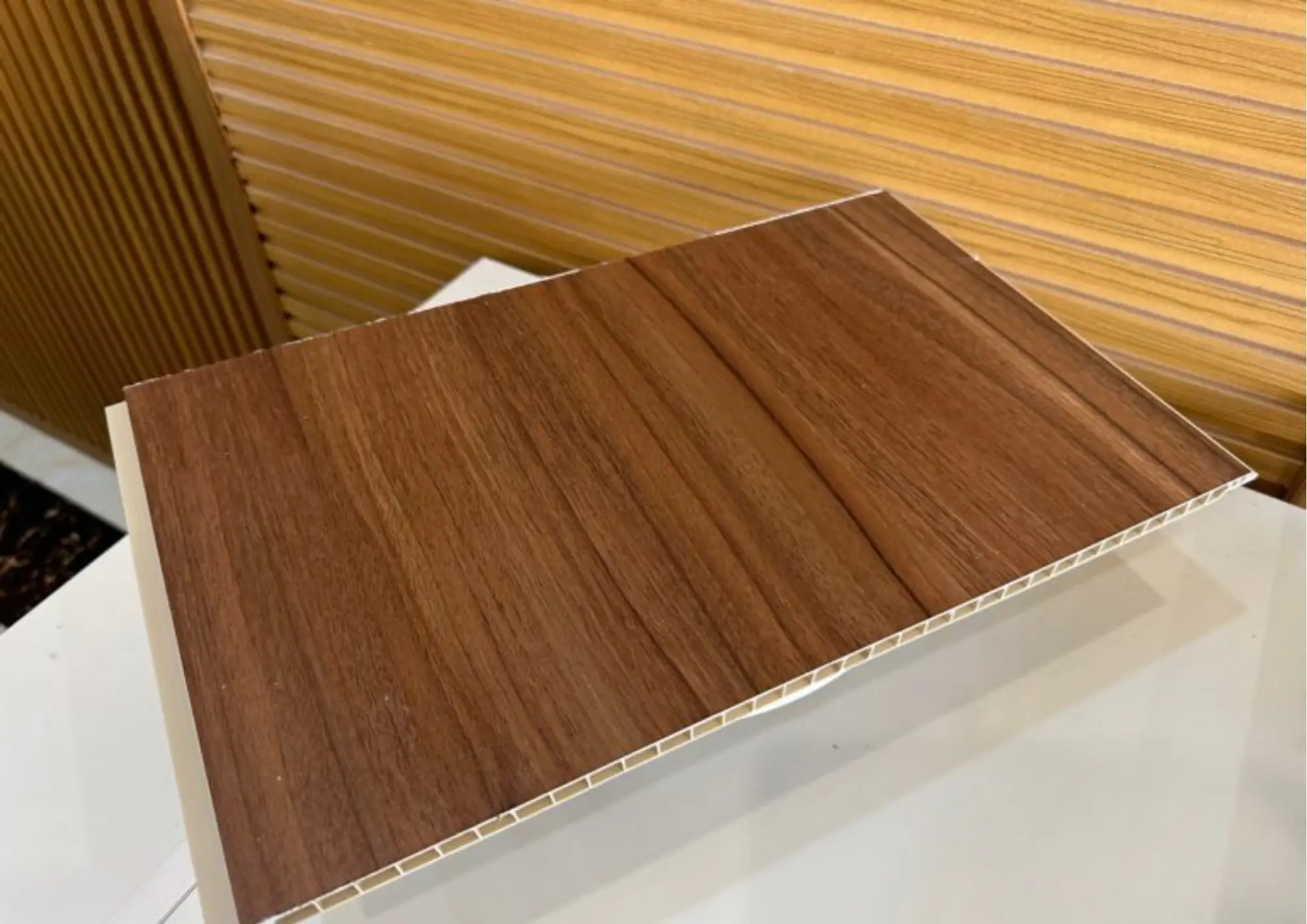 Kiểm tra mẫu phôi nhựa nano thực tế trước khi nhận báo giá