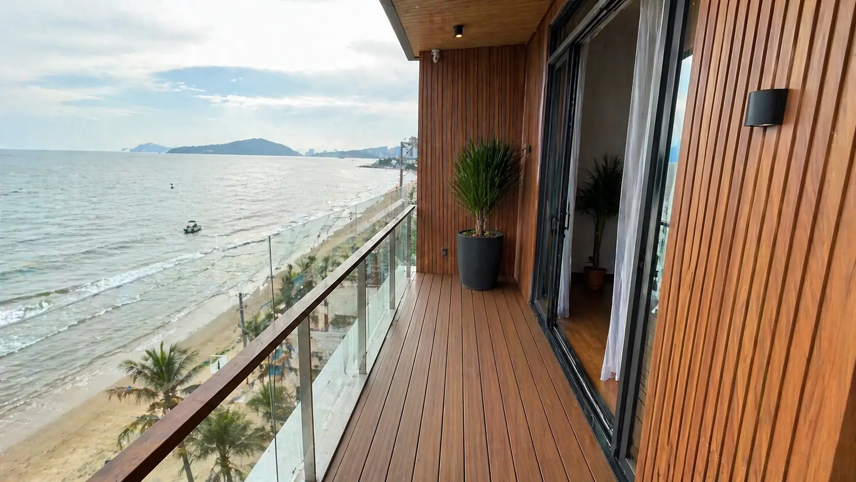 Ban công nhà ven biển Trần Đề Sóc Trăng lót sàn gỗ nhựa WPC