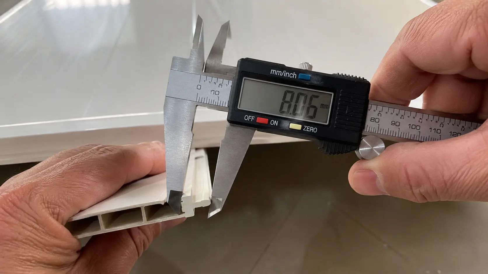 Cách dùng thước kẹp kiểm tra độ dày chuẩn của tấm nhựa ốp tường