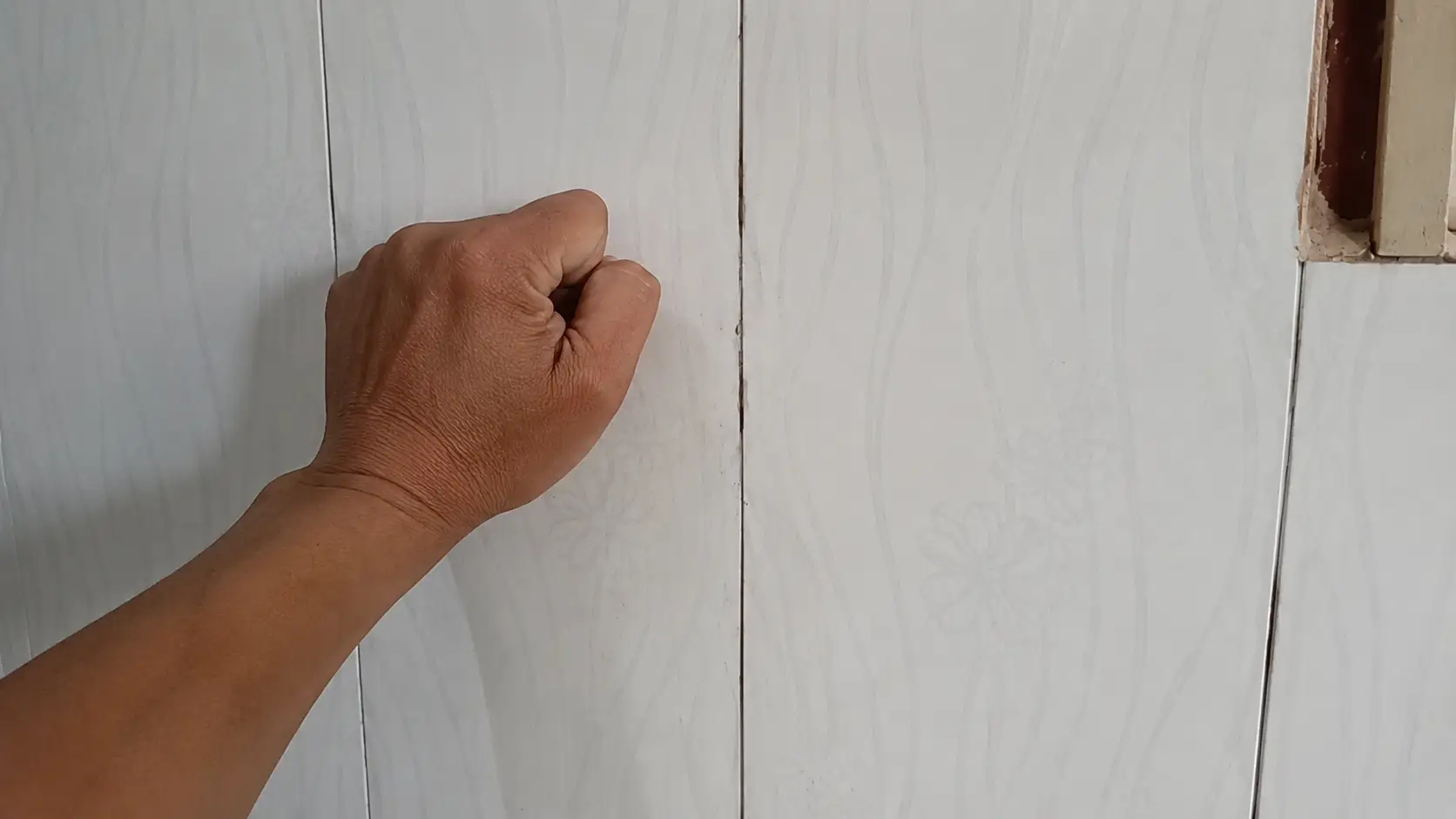 Cách kiểm tra phôi nhựa đặc bằng phương pháp gõ trực tiếp