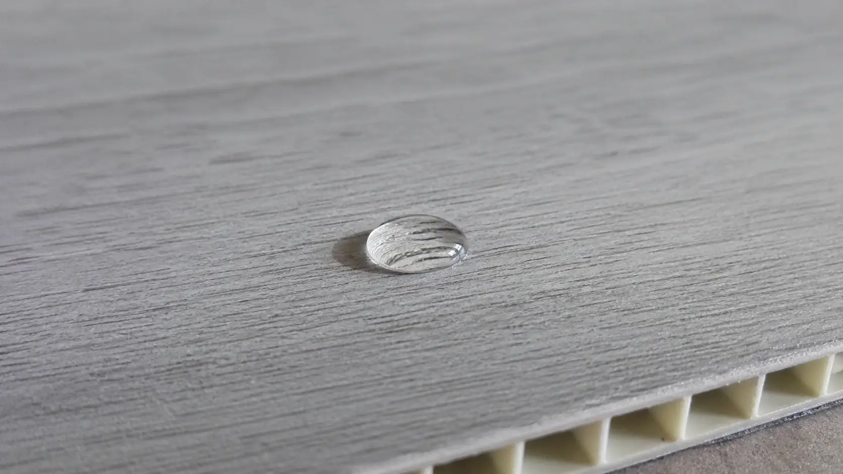 Cận cảnh bề mặt chống nước và kháng mặn của tấm nhựa PVC nguyên sinh