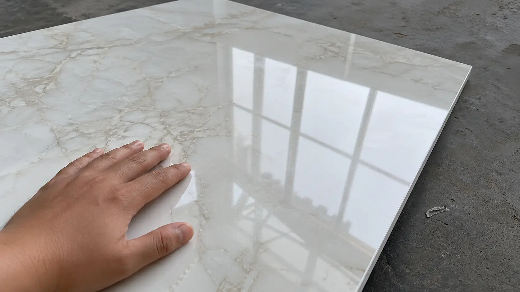 Cận cảnh độ bóng gương của tấm nhựa PVC vân đá nguyên sinh Nam Tiến