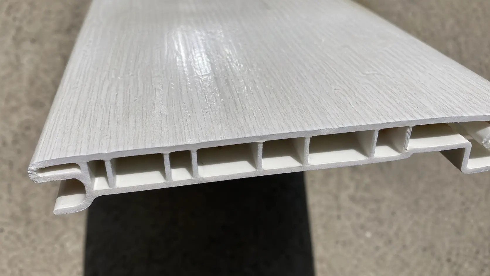 Cận cảnh lõi tấm nhựa PVC nguyên sinh Nam Tiến vẫn bóng đẹp sau 3 năm