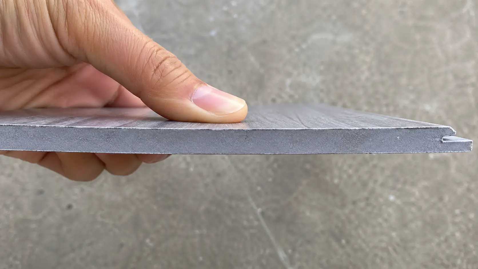 Cận cảnh phôi nhựa nguyên sinh đặc khít của tấm sàn nhựa chịu lực