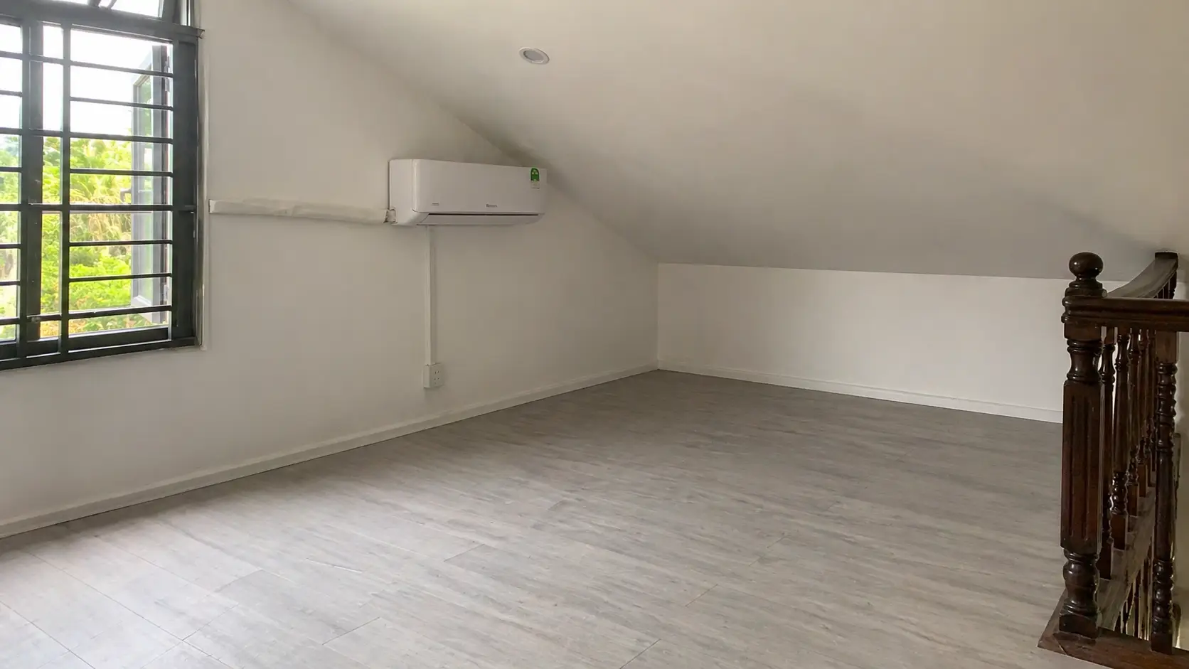 Căn phòng gác lửng lót sàn nhựa PVC sạch sẽ hiện đại tại miền Tây