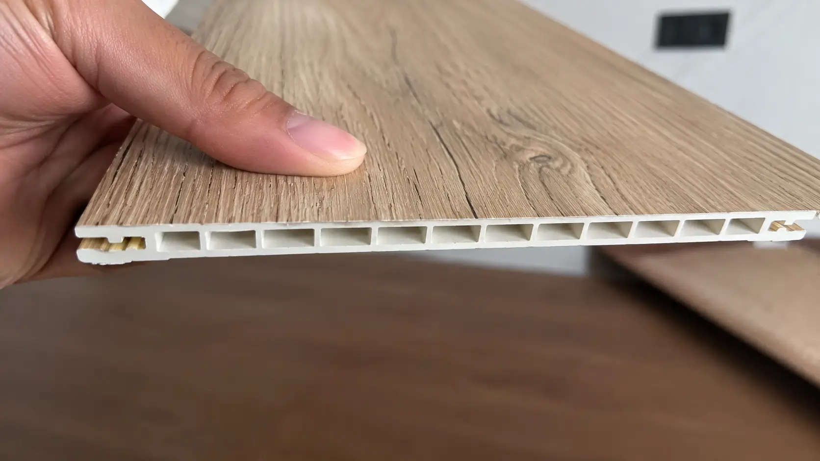 Chi tiết hệ ngàm hèm khóa và bề mặt film vân gỗ của tấm nhựa PVC