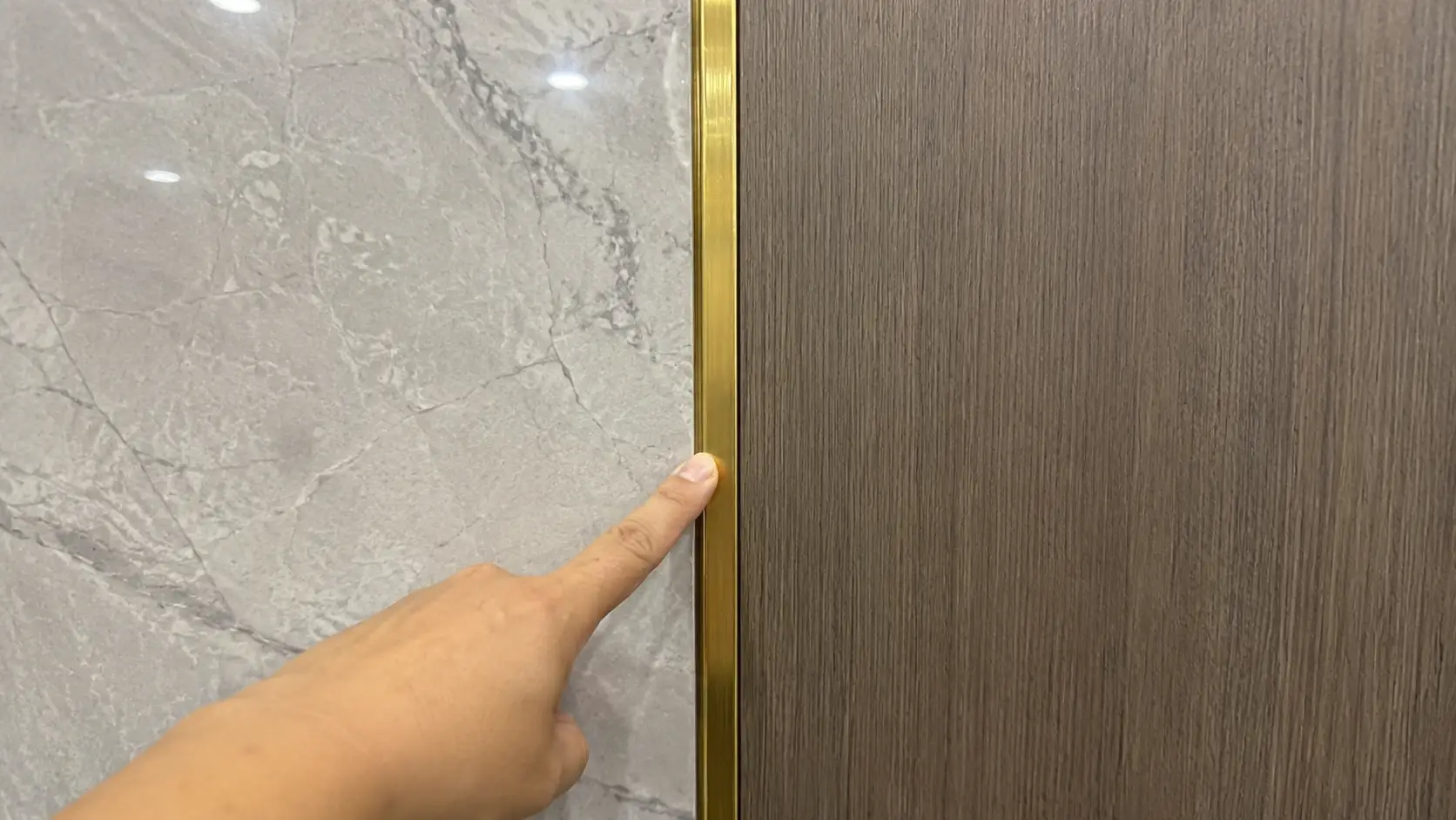 Chi tiết nẹp vàng cao cấp xử lý điểm tiếp giáp tấm nhựa PVC