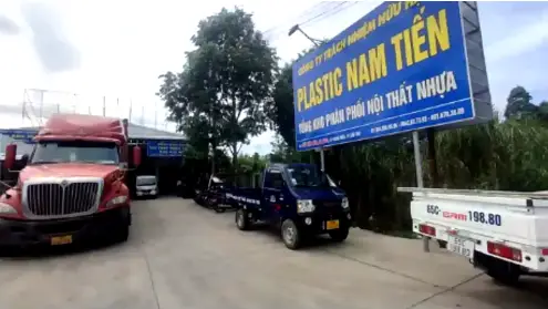 Dàn xe nâng và hàng ngàn phôi cửa gỗ nhựa chuẩn bị xuất bến