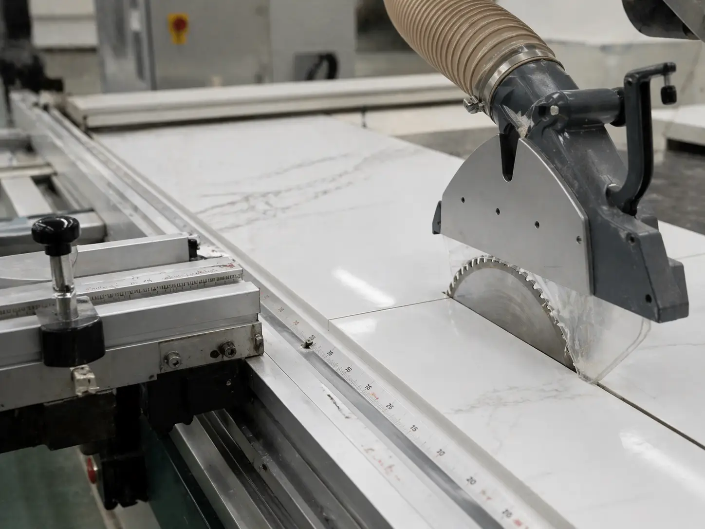 Dịch vụ cắt tấm nhựa vân đá bằng máy CNC chuẩn kích thước.