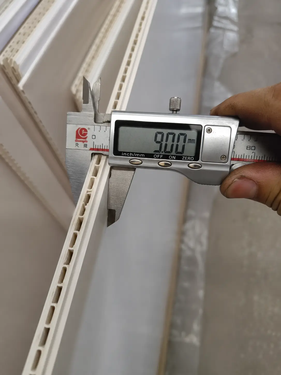 Dùng thước kẹp đo độ dày thực tế 9mm phôi nhựa PVC tại kho Nam Tiến