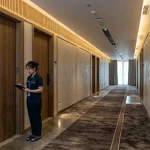 Hành lang khách sạn Bến Tre trang bị đồng bộ cửa nhựa composite cách âm cao cấp