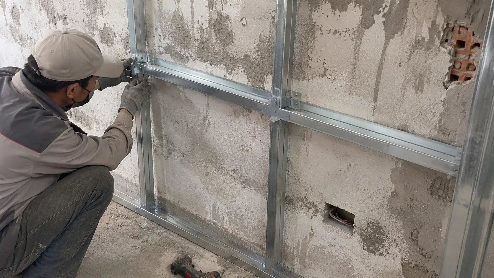 Kỹ thuật lên khung xương sắt hộp chống thấm cho tường ẩm mốc