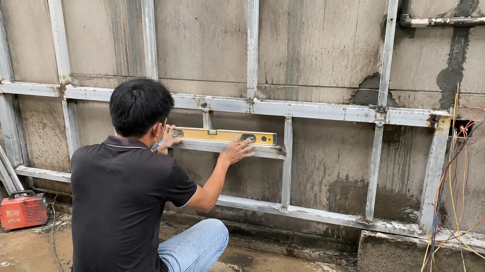 Kỹ thuật lên khung xương sắt hộp ngăn thấm ngược cho tường mốc