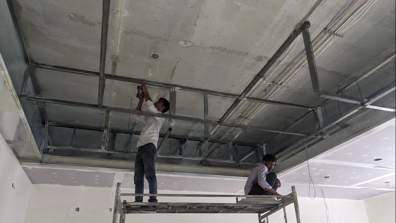 Kỹ thuật lên khung xương sắt hộp chống võng cho trần nhà mái Thái