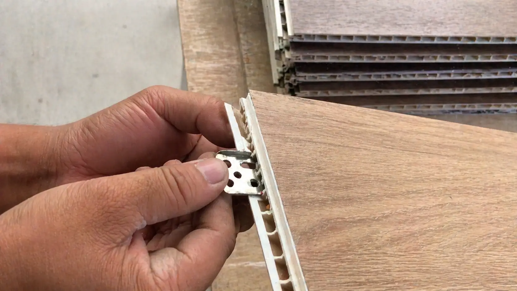 Lưu ý khi lắp đặt tấm nhựa vân đá là phải sử dụng bát khóa inox tàng hình