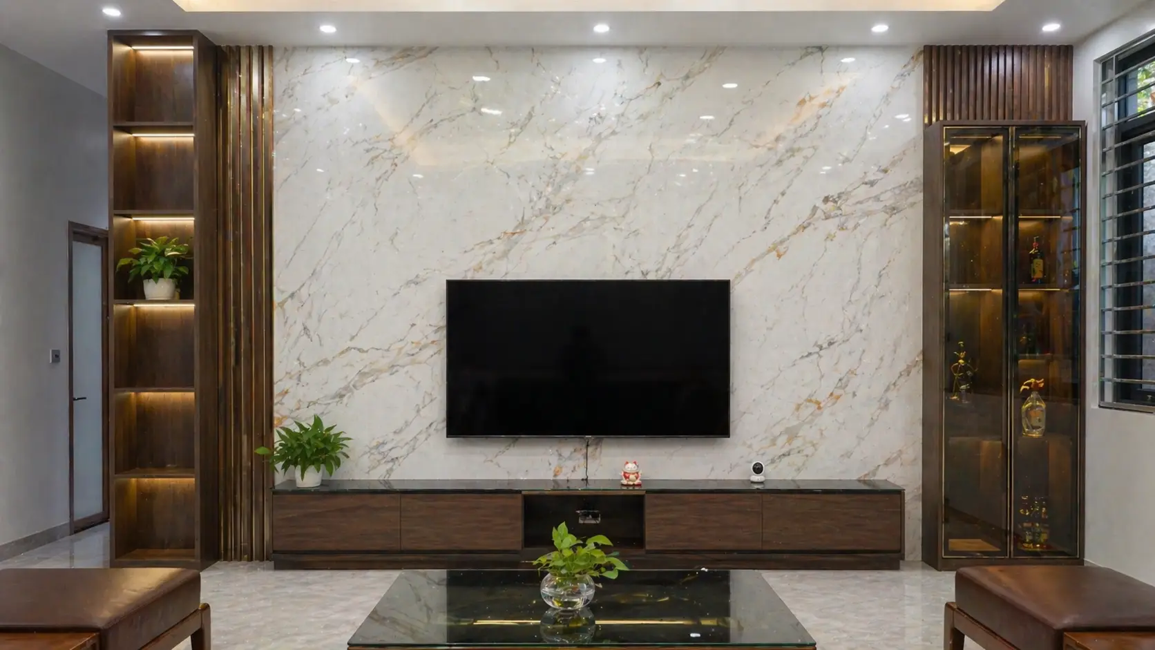 Mảng vách tivi nguyên khối liền mạch nhờ việc tính số lượng tấm nhựa vân đá cực chuẩn