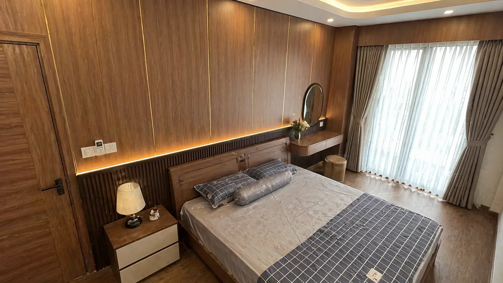 Mẫu ốp tường nhựa Nano vân gỗ cho phòng ngủ sang trọng và ấm cúng