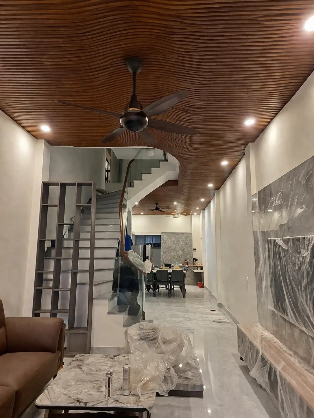 Mẫu trần lam sóng nhựa vân gỗ mới hợp nhà phố Trà Vinh