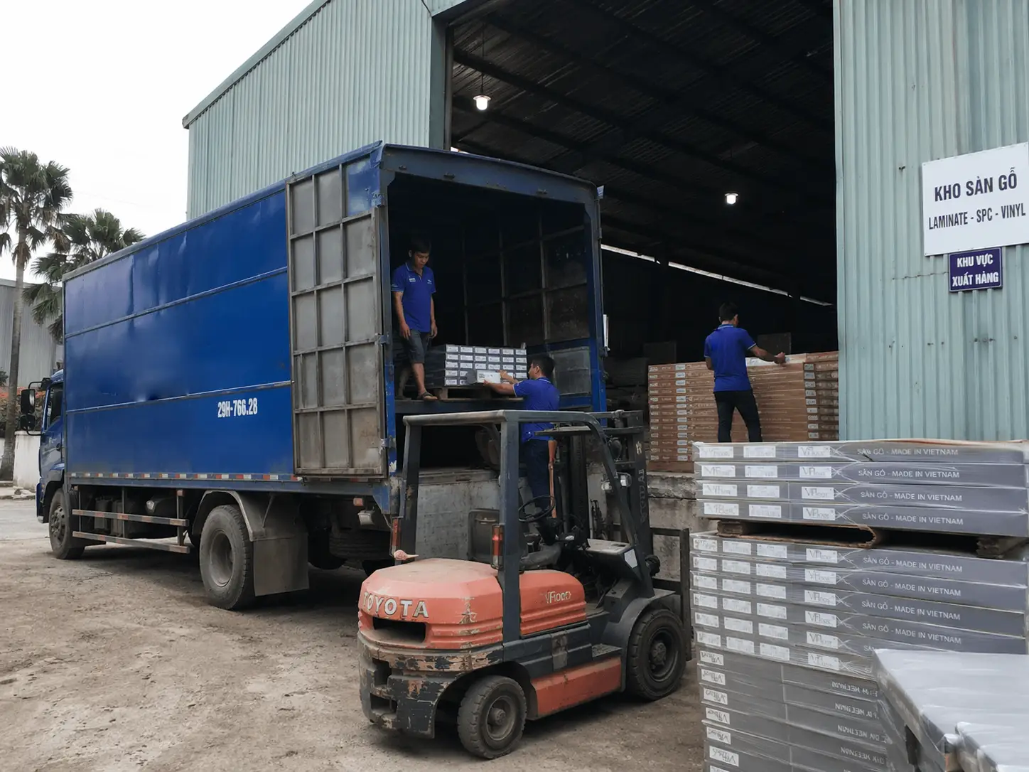 Nam Tiến xuất kho liên tục ván sàn nhựa đi Sóc Trăng mỗi ngày