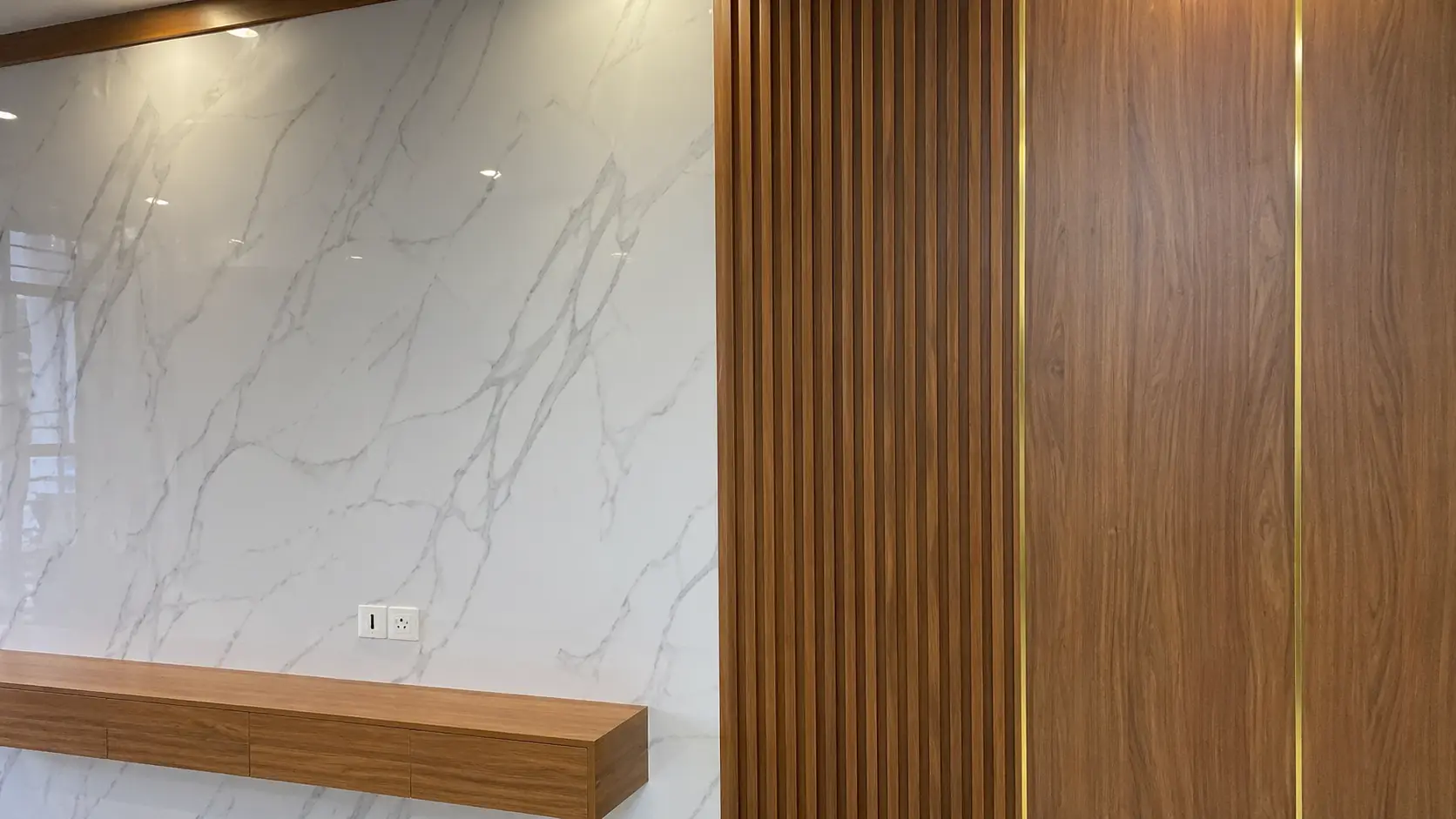 Phối hợp tấm nhựa vân đá, vân gỗ và lam sóng cho không gian cafe đẹp