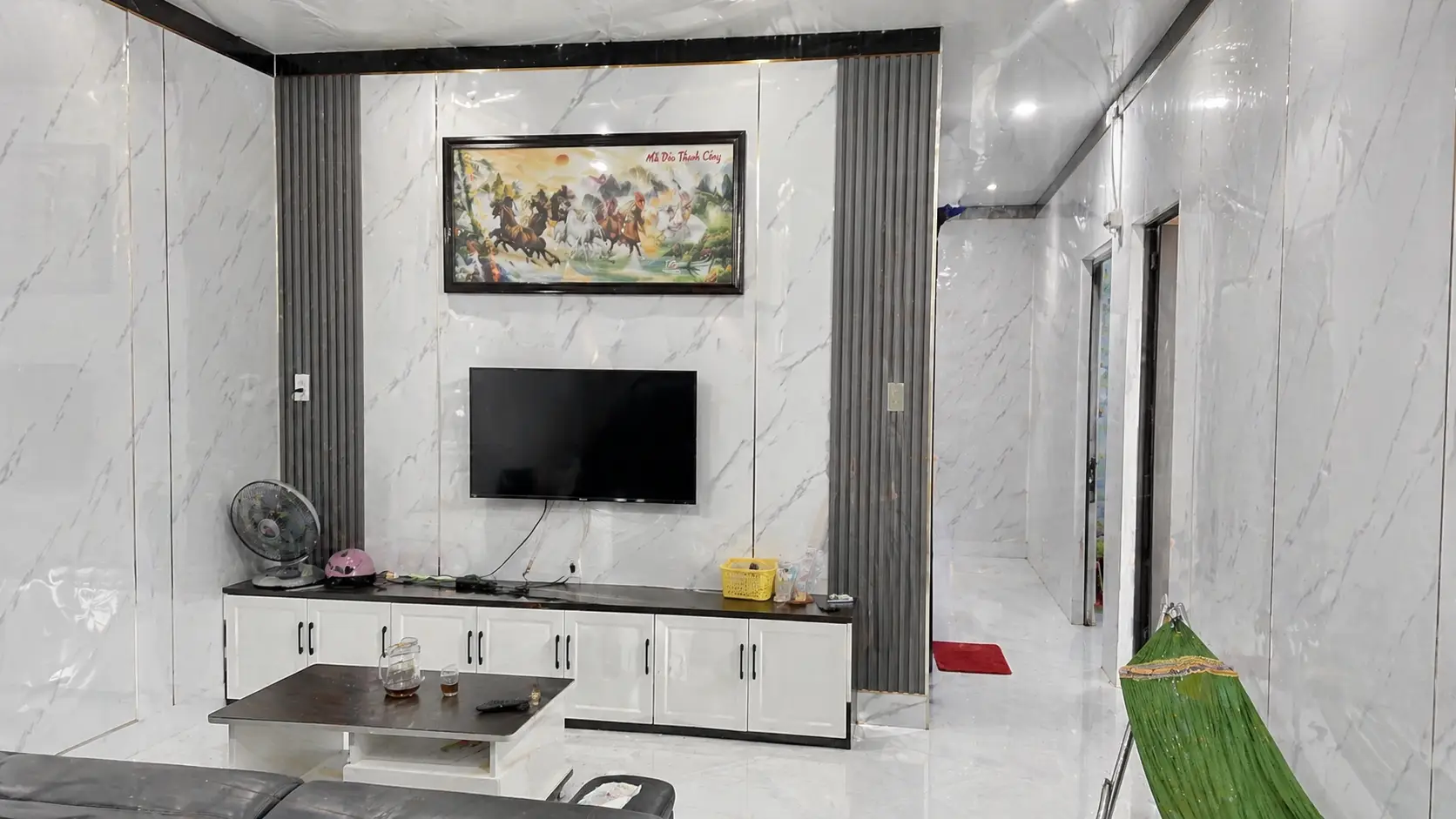 Phòng khách hiện đại ốp tấm nhựa vân đá tại nhà phố Cà Mau