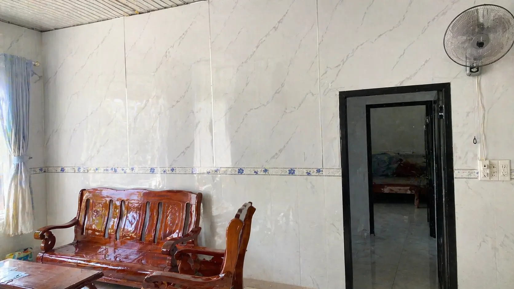 Phòng khách hướng Tây tại An Giang ốp tấm nhựa vân đá trắng phản xạ nhiệt