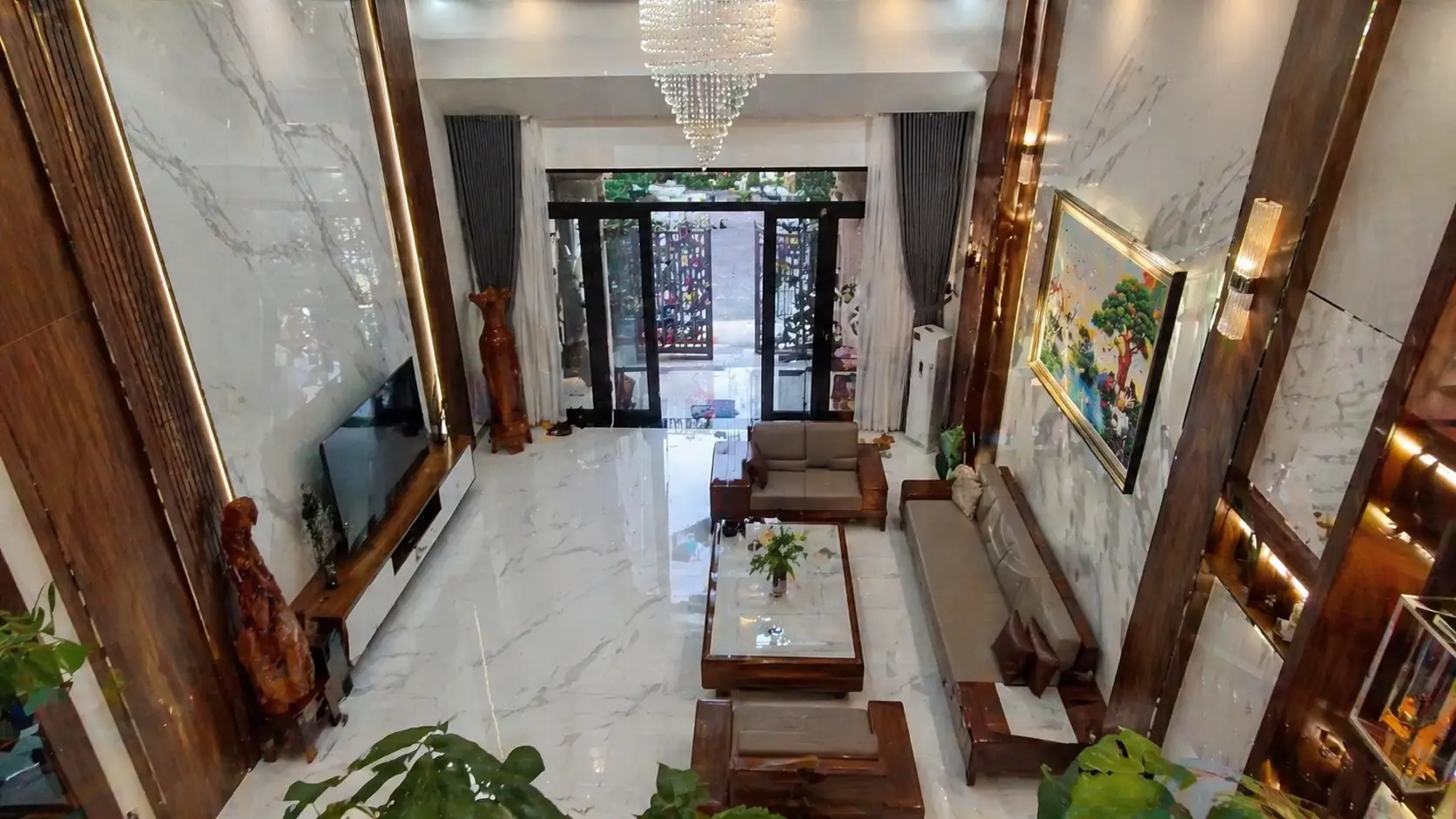 Phòng khách nhà mái thái Bạc Liêu sau khi hoàn thiện ốp nhựa PVC