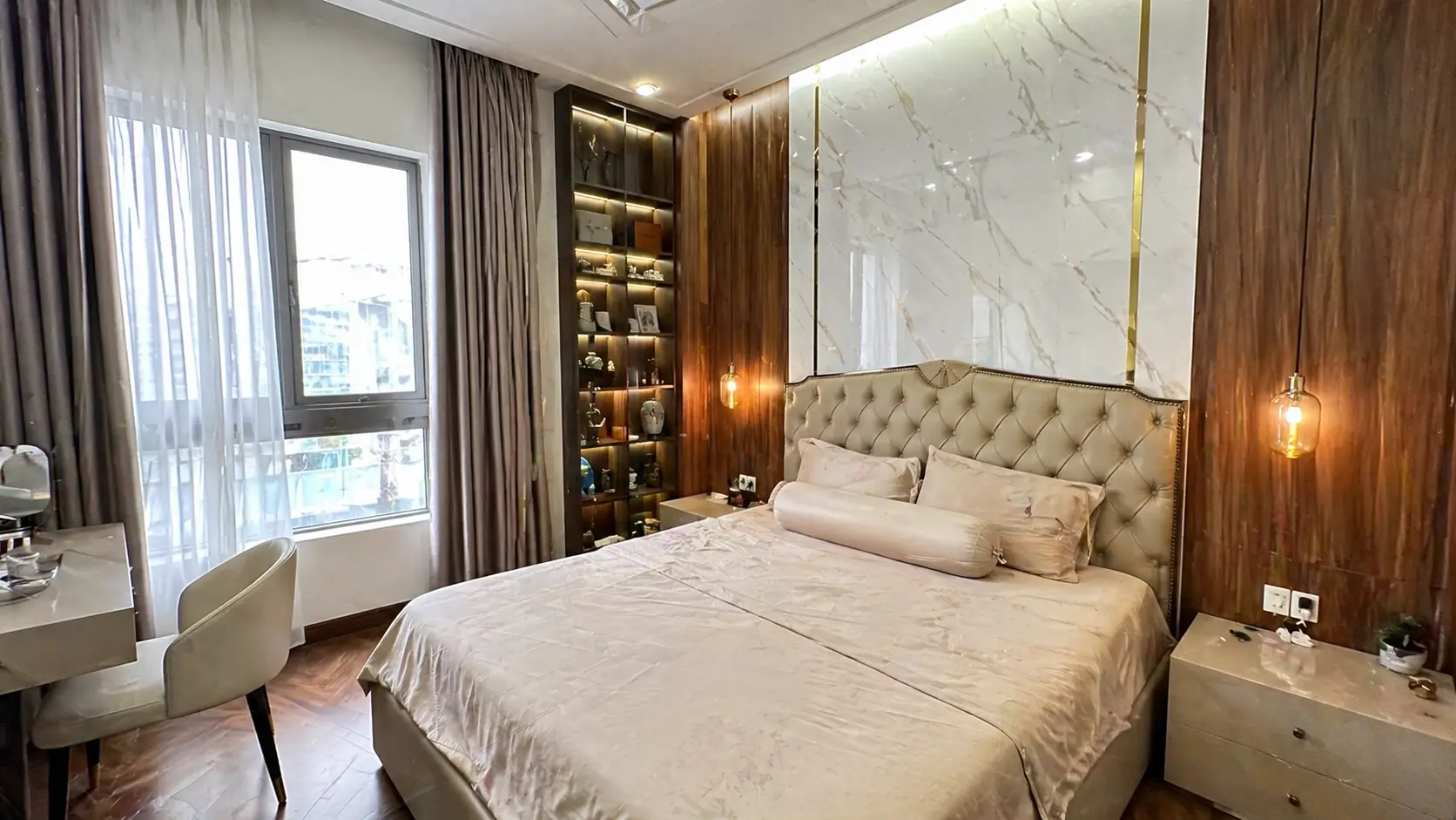 Phòng ngủ căn hộ cao cấp Cần Thơ phối hợp vân đá và vân gỗ Nano