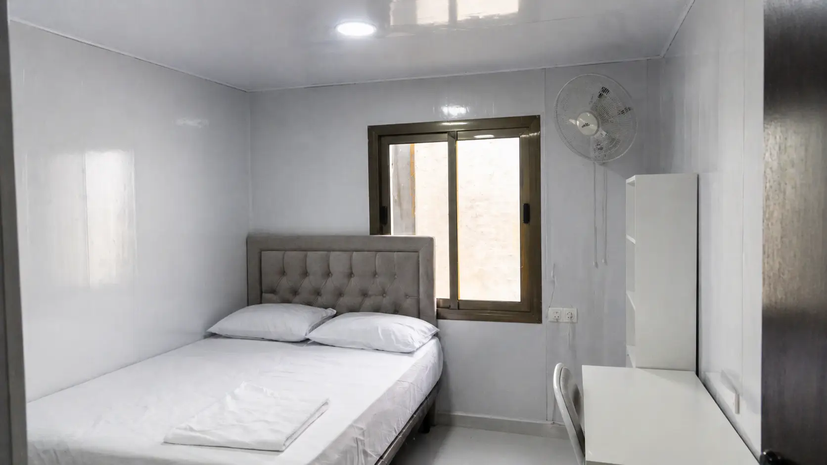 Phòng ngủ lót trần nhựa và ốp tường Nano chống nóng tại An Giang