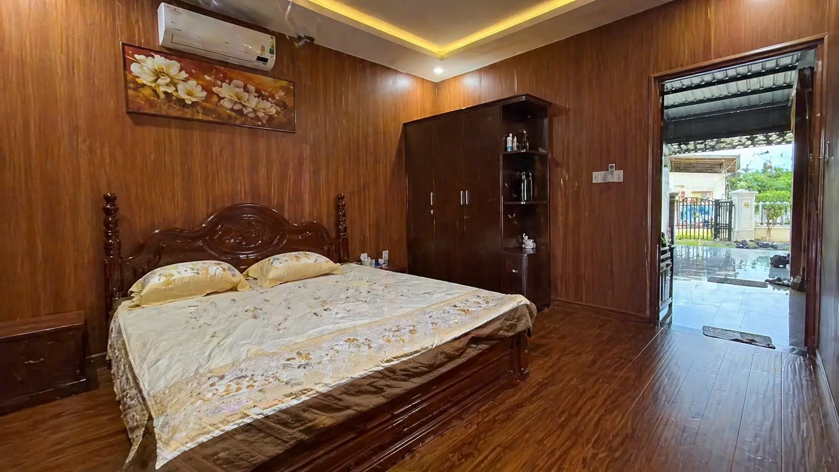 Phòng ngủ nhà mái thái Bạc Liêu ốp tấm nhựa Nano vân gỗ ấm cúng