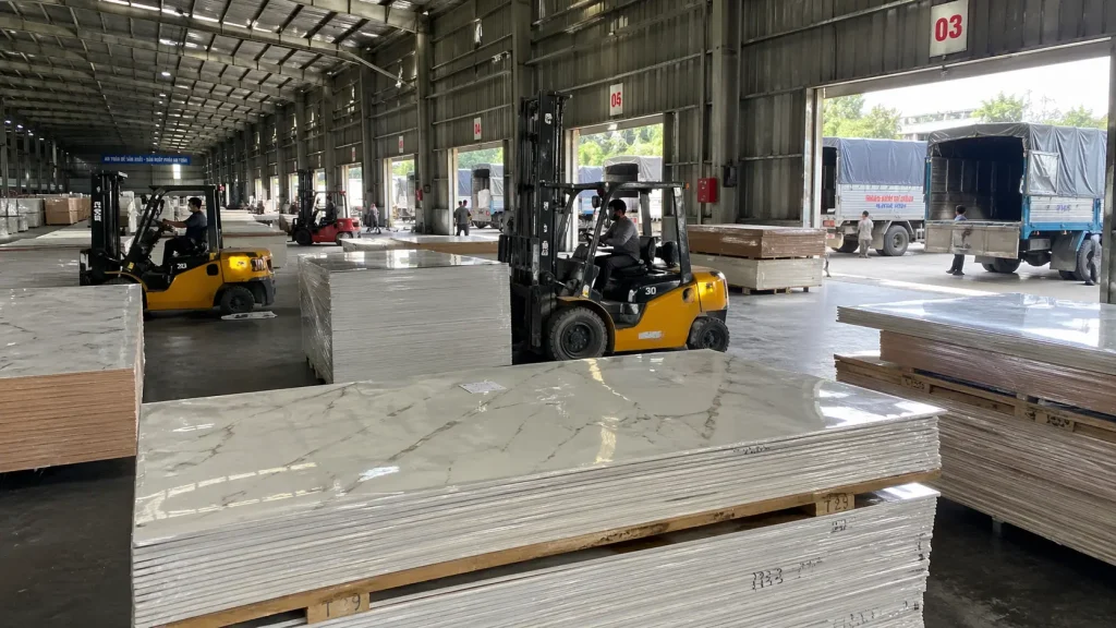 Quy mô tổng kho phân phối sỉ tấm nhựa PVC vân đá toàn miền tây của Nam Tiến. tấm nhựa pvc vân đá giá sỉ