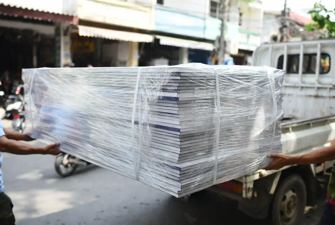 Quy trình bốc xếp và vận chuyển tấm nhựa PVC sỉ cho thợ tại Cần Thơ