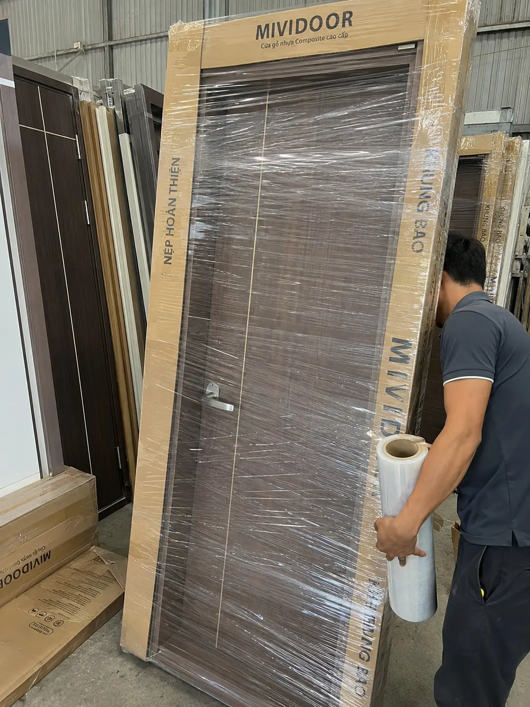 Quy trình đóng gói bảo vệ khung bao và nẹp hoàn thiện Mividoor đi Kiên Giang