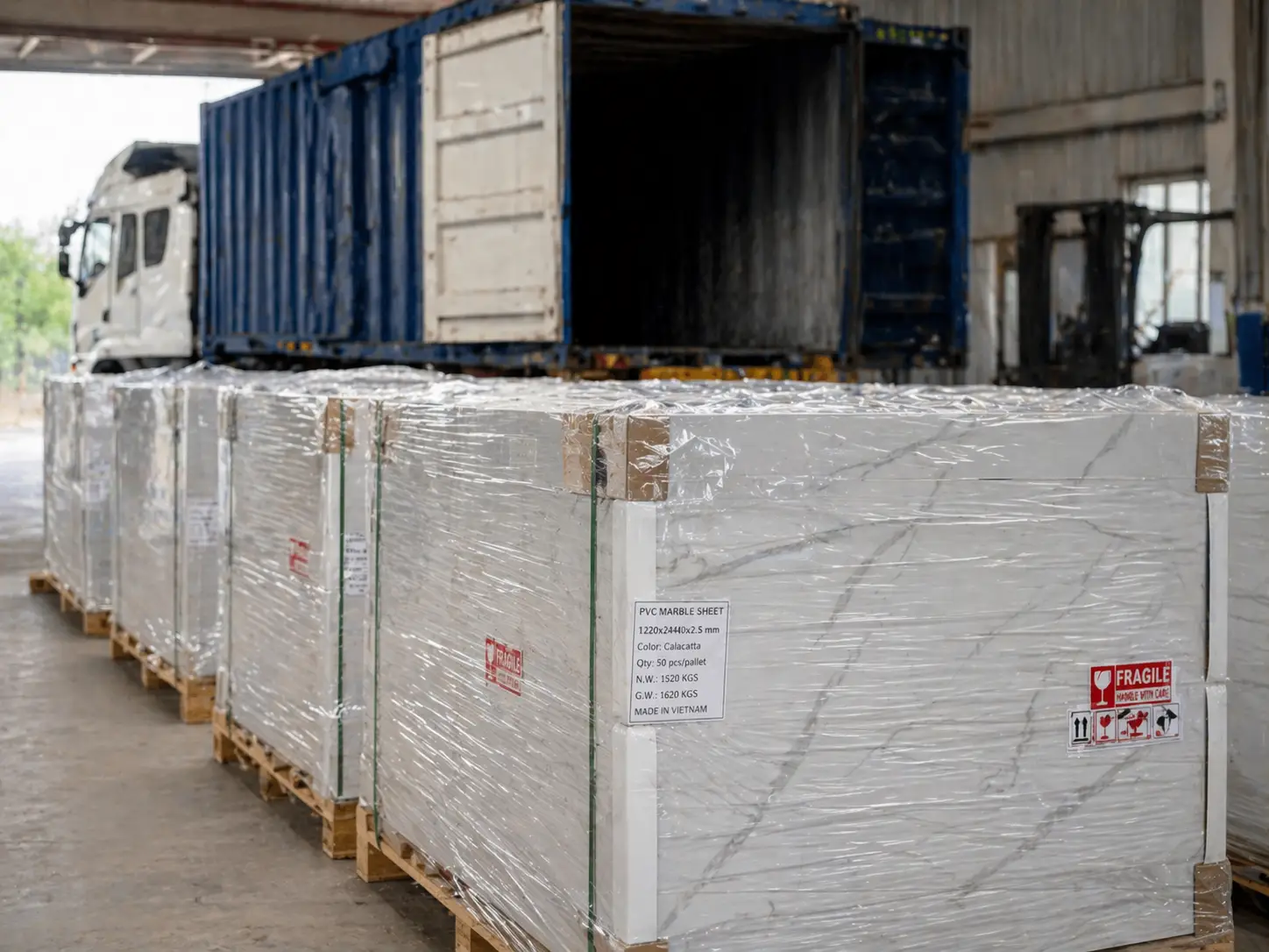 Quy trình đóng gói và vận chuyển tấm nhựa vân đá về Bến Tre.