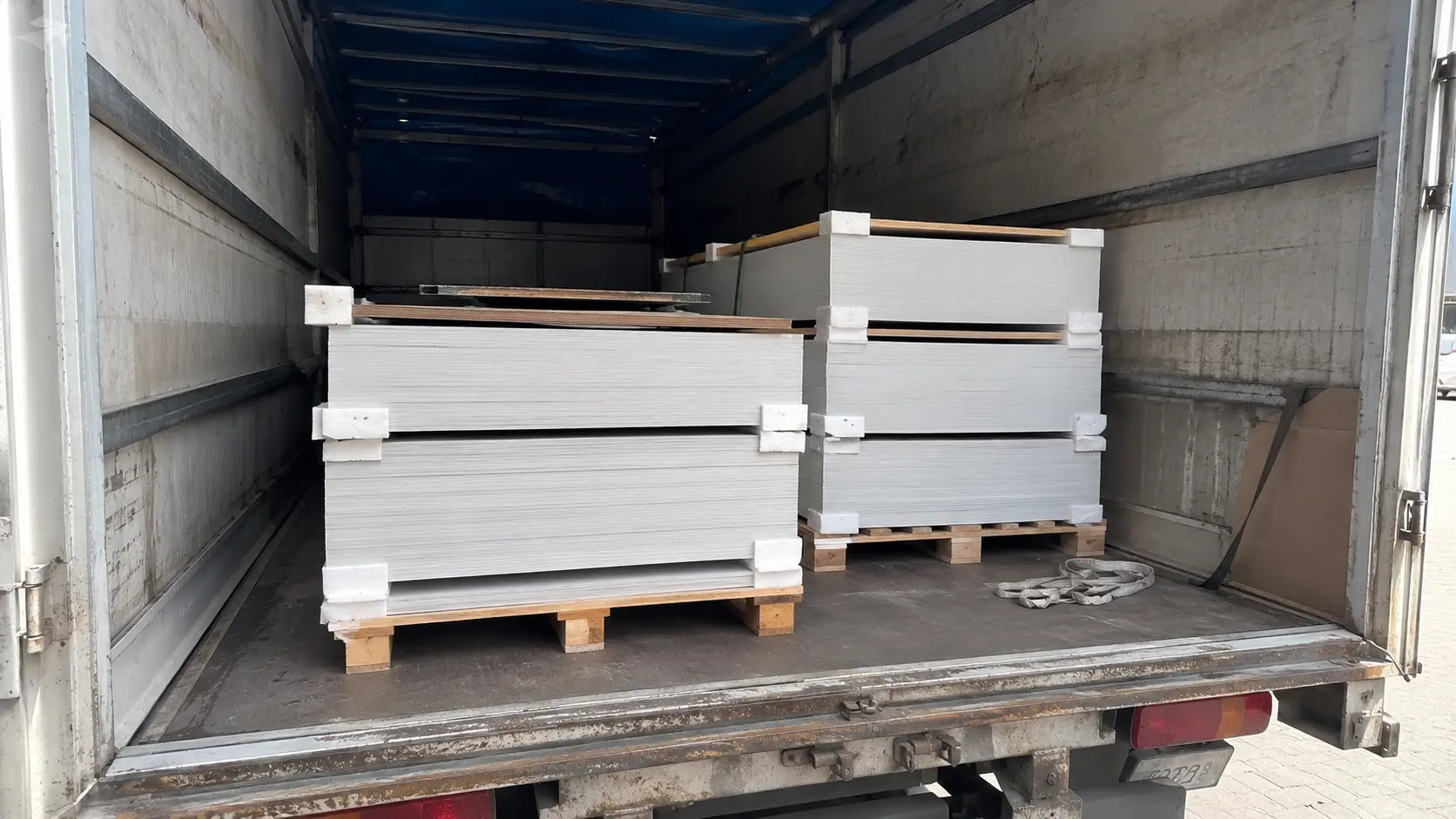 Quy trình đóng pallet lót xốp vận chuyển tấm nhựa PVC đi tỉnh