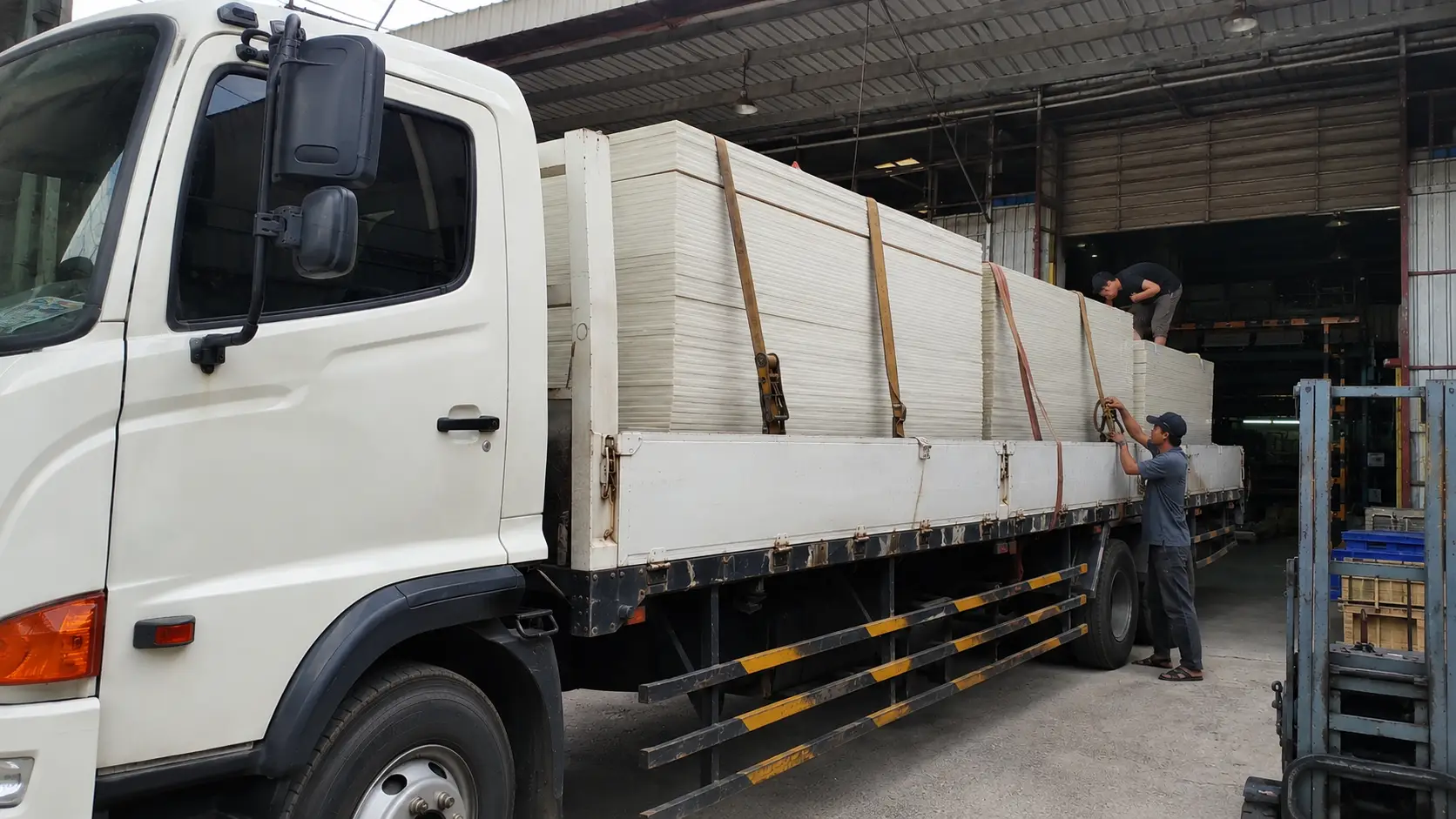 Quy trình vận chuyển tấm nhựa chịu lực cồng kềnh từ Cần Thơ