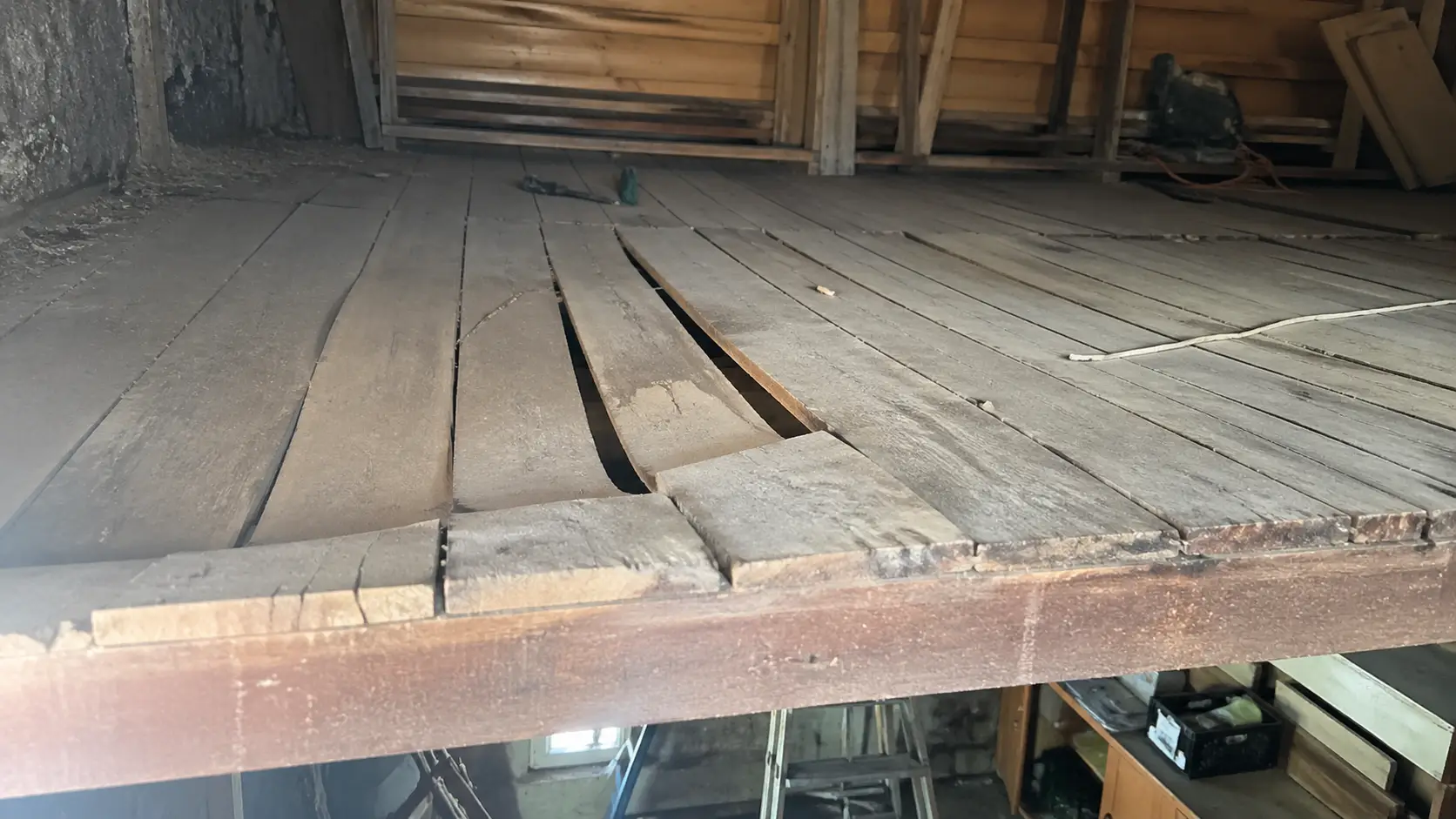 Sàn gác lửng bằng gỗ bị võng và mối mọt gây mất an toàn cho gia chủ