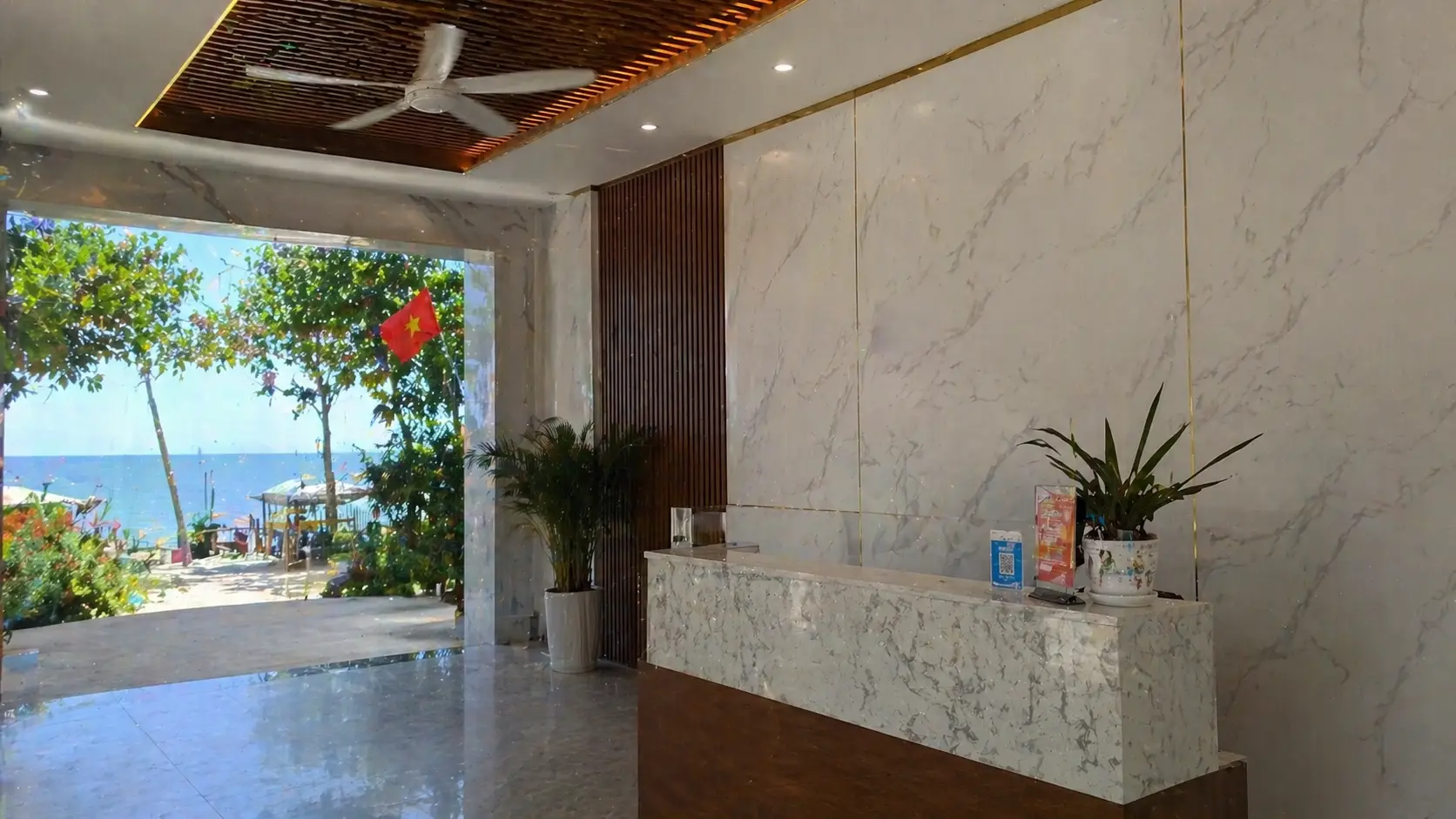 Sảnh homestay tại Vĩnh Châu Sóc Trăng ốp tấm nhựa vân đá hiện đại