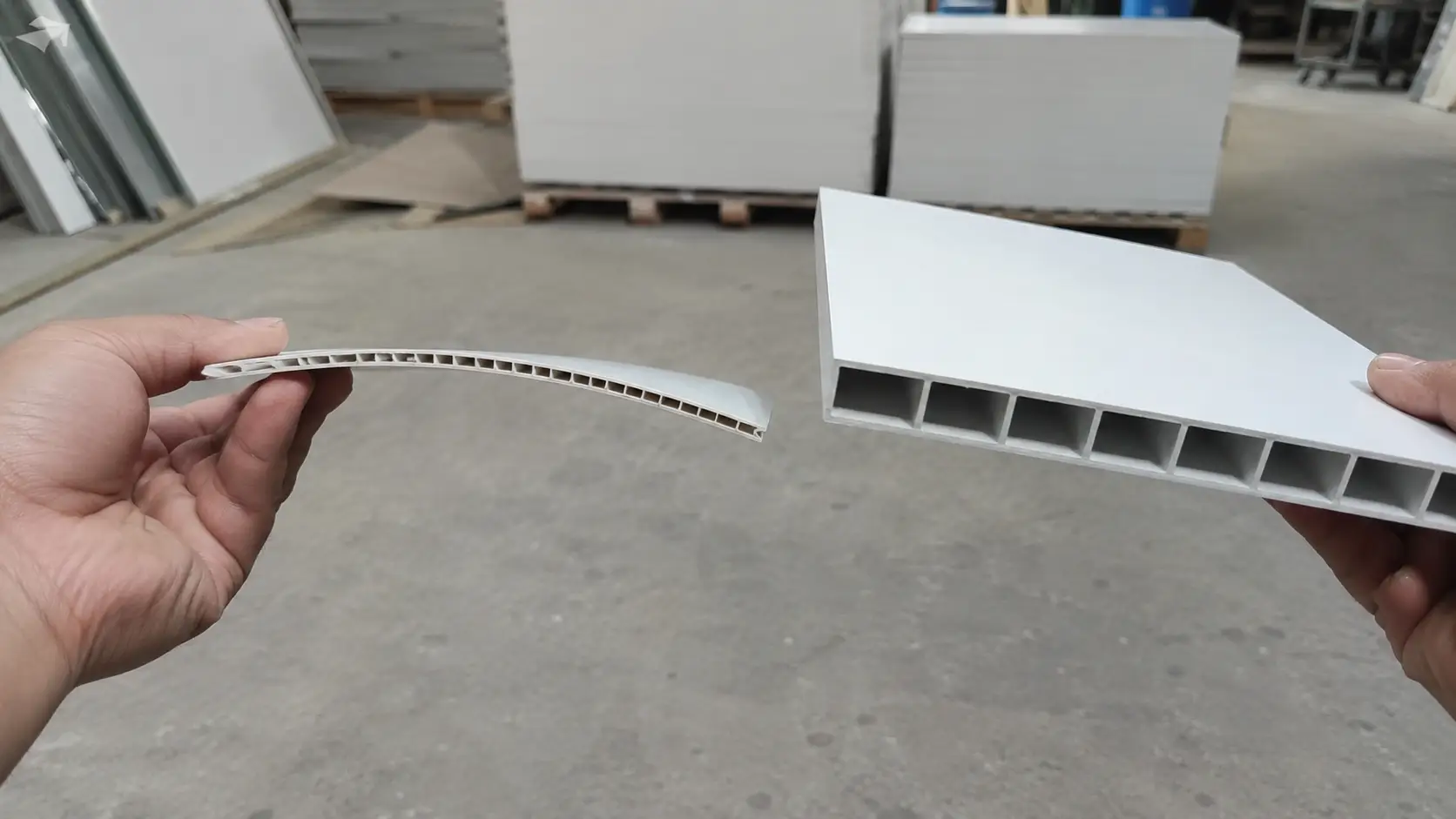 So sánh độ dày và độ cứng giữa phôi nhựa rỗng và phôi nhựa pha bột đá