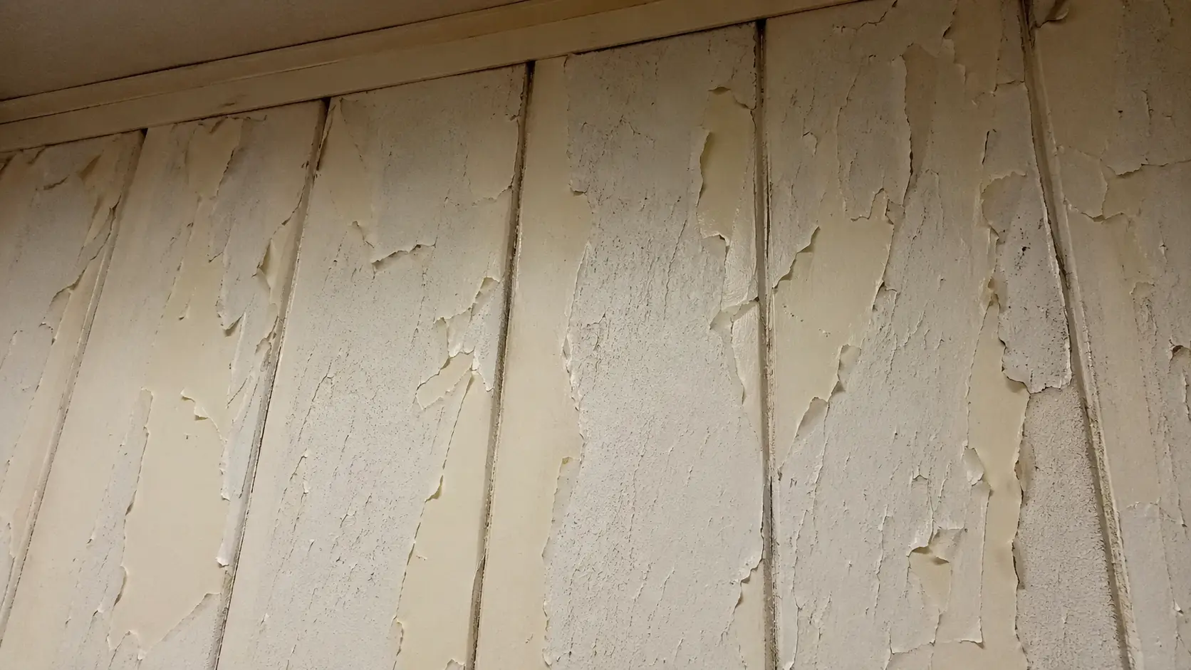 Tấm nhựa PVC giá rẻ bị ố vàng bong tróc màng UV sau 3 năm sử dụng