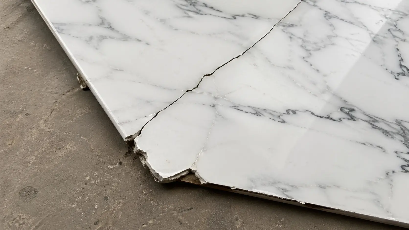 Tấm nhựa vân đá bị mẻ góc và nứt ván do vận chuyển sai cách