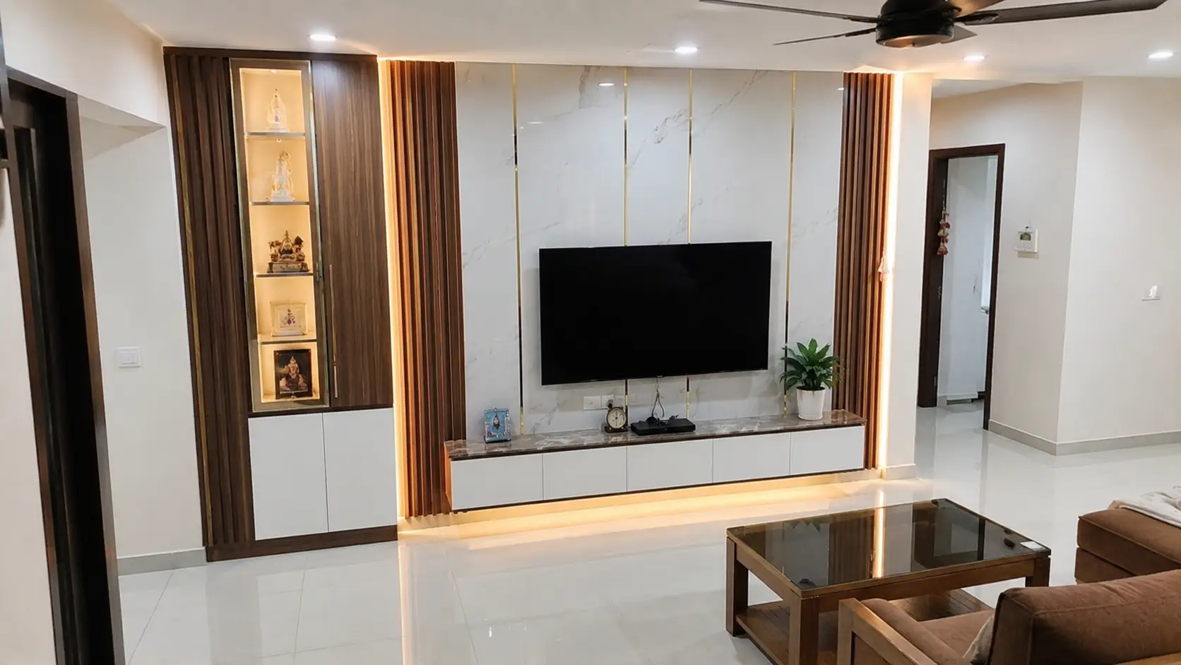 Thi công vách ngăn phòng khách kịch trần kết hợp lam sóng hiện đại