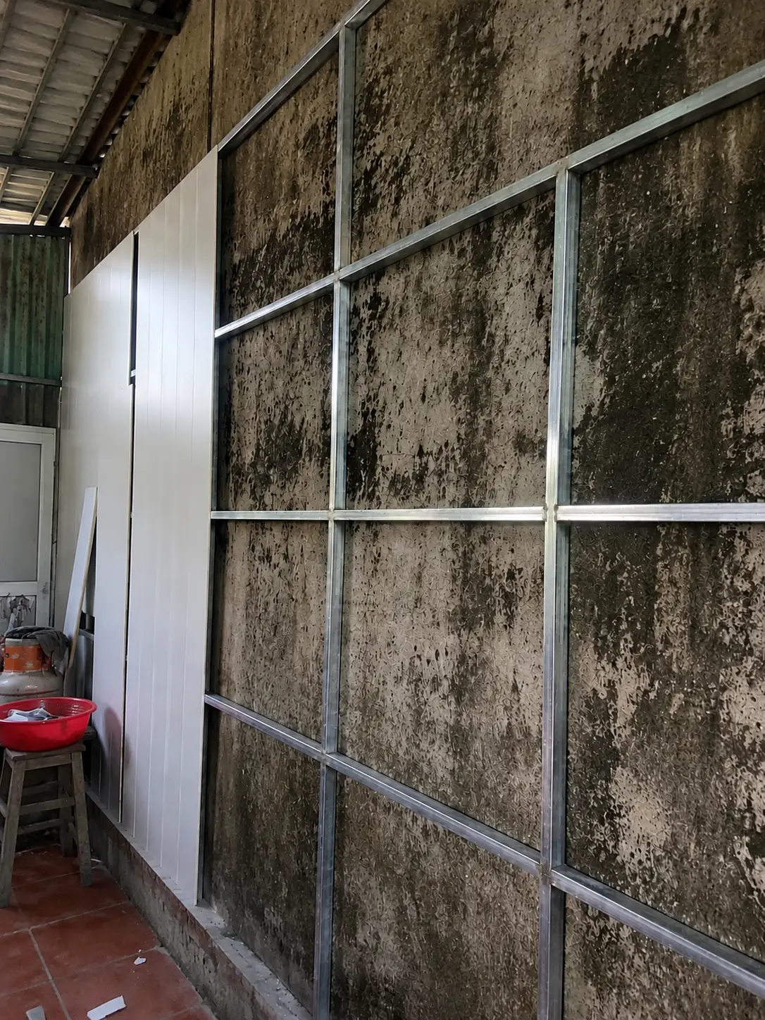 thi công vách nhựa nano phôi đặc trên khung xương sắt hộp
