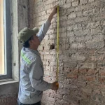 Thợ thi công đang đo đạc để áp dụng cách tính tấm nhựa vân đá thực tế