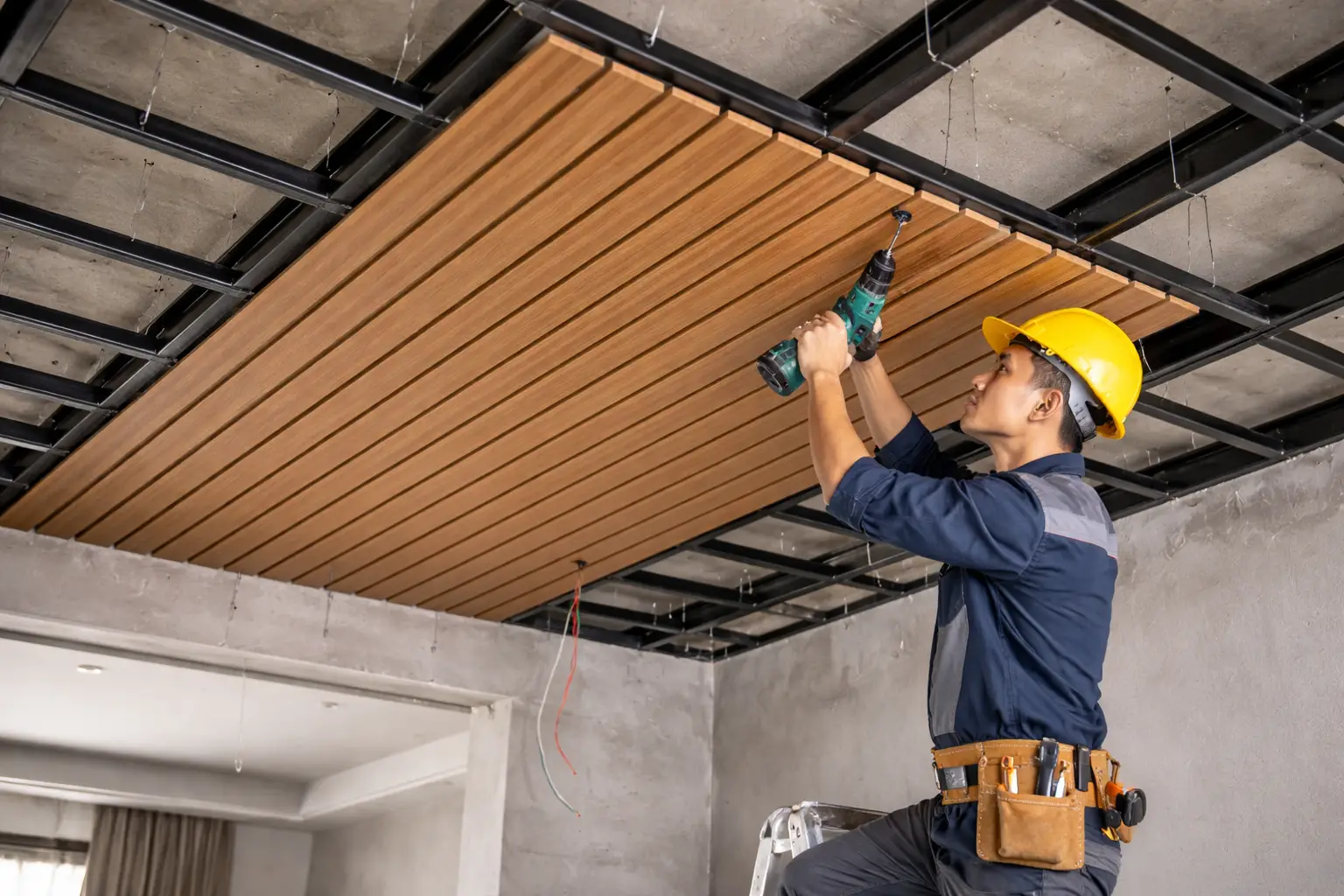 Thợ thi công trần nhựa lam sóng hệ khung xương sắt hộp