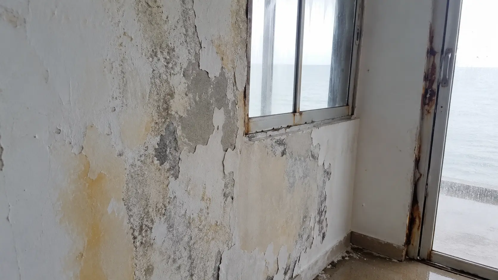 Tình trạng ăn mòn muối biển gây hư hỏng tường và khung sắt tại vùng biển Kiên Giang