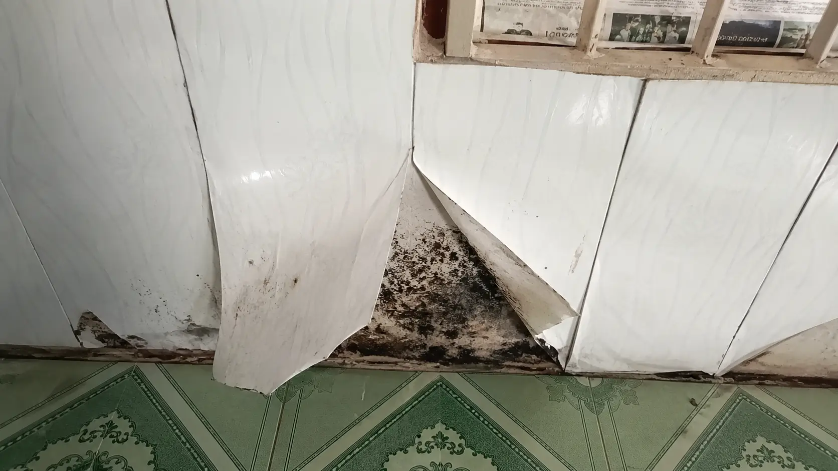 Tình trạng tấm nhựa bị bong tróc do dán trực tiếp lên tường thấm mốc