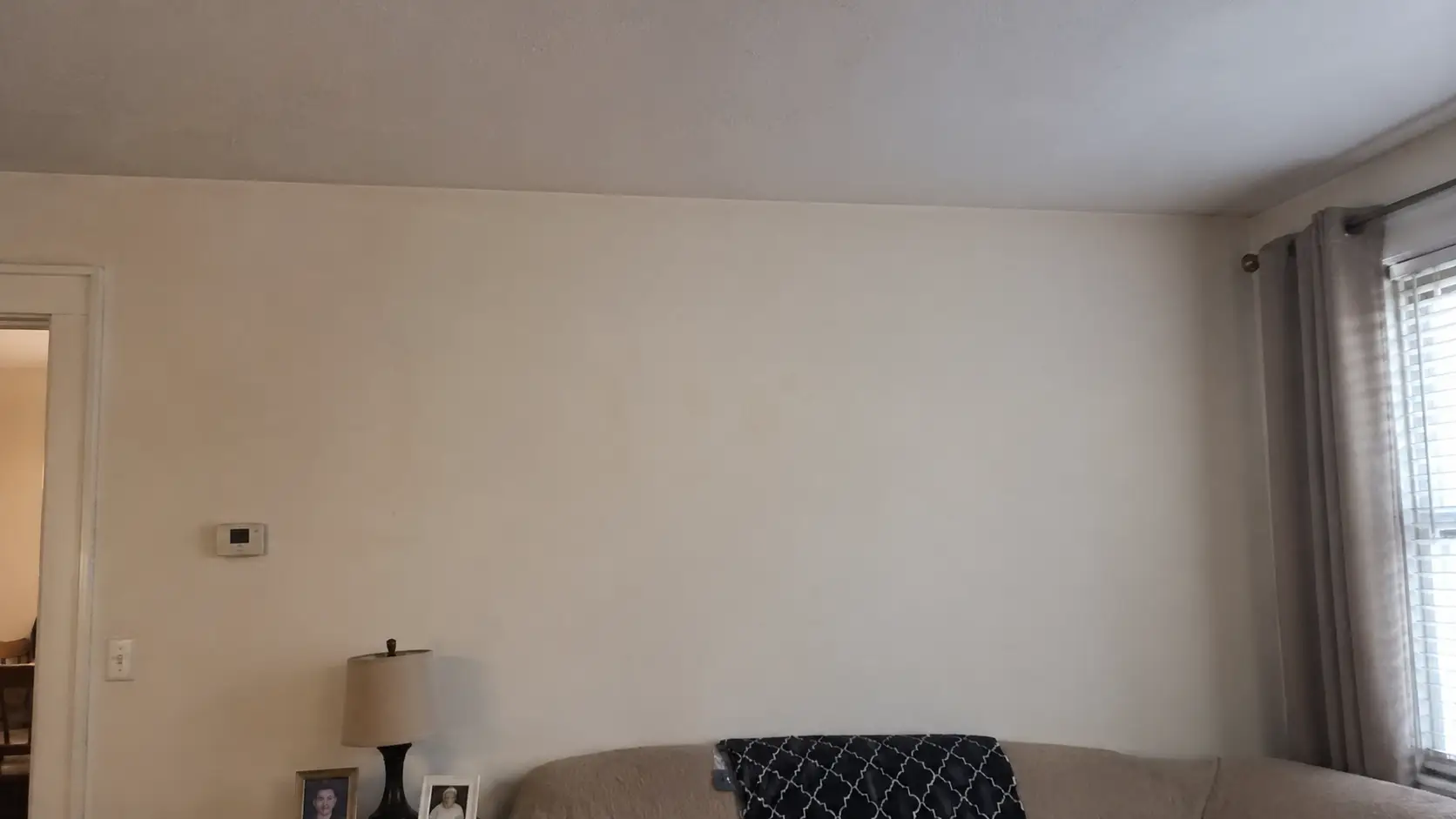 Tường nhà cũ đơn điệu bị ẩm mốc cần cải tạo bằng tấm nhựa vân đá